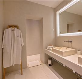 4 Bedroom Villa with Pool, Sumartin, sleeps 8